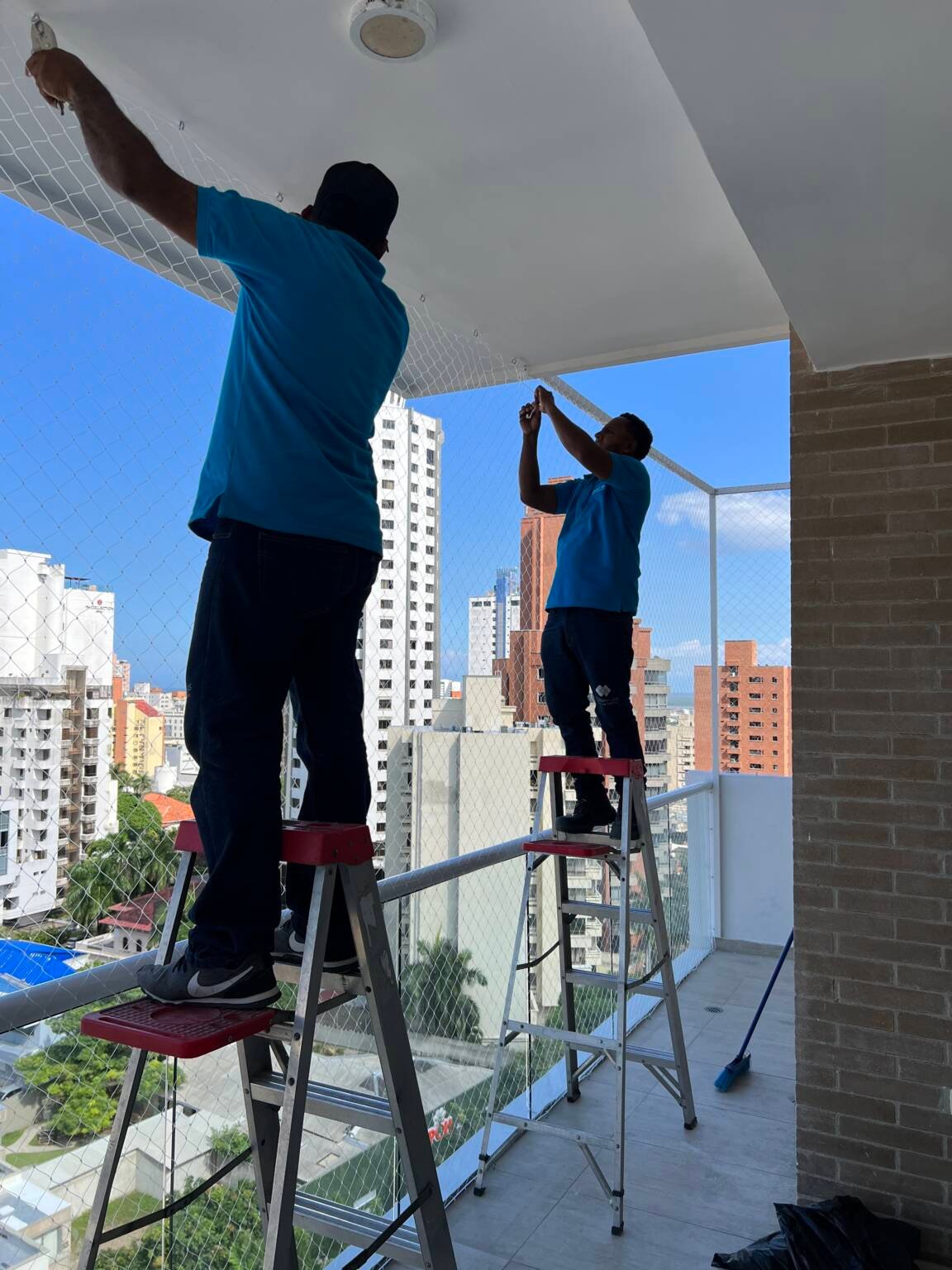 INSTALANDO MALLAS DE SEGURIDAD BALCON